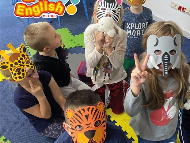 Zajęcia z maskami zwierząt w sali Leo English