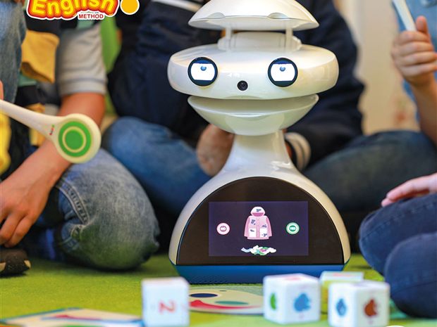 Dzieci przy robocie EMYS